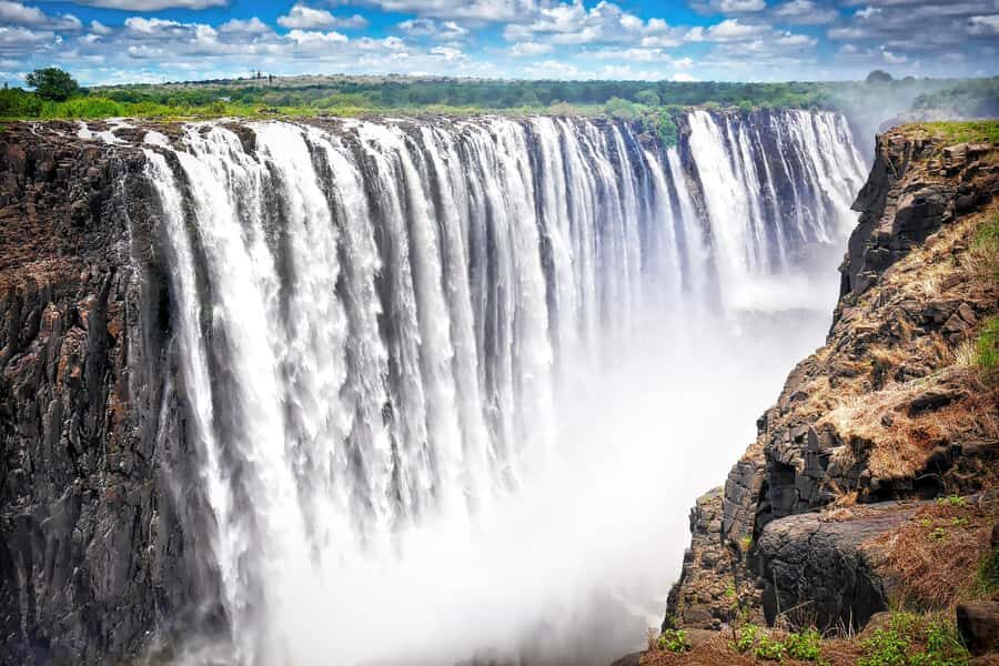 GUIDED TOUR OF THE VICTORIA FALLS ON THE ZAMBIAN SIDE - Ceaser-Style Guiding: What Makes the Commentary Worth It