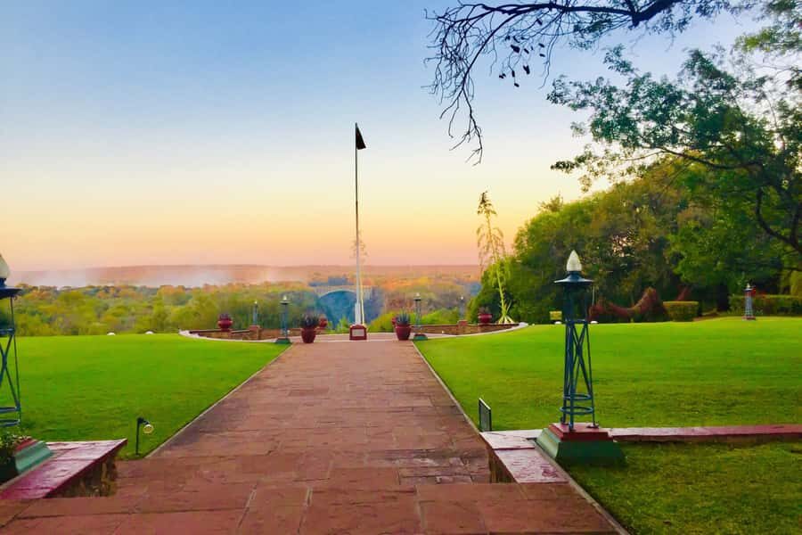 Victoria Falls Guided Tour with High Tea - The 4.5-hour flow: pickup, guided falls time, then tea